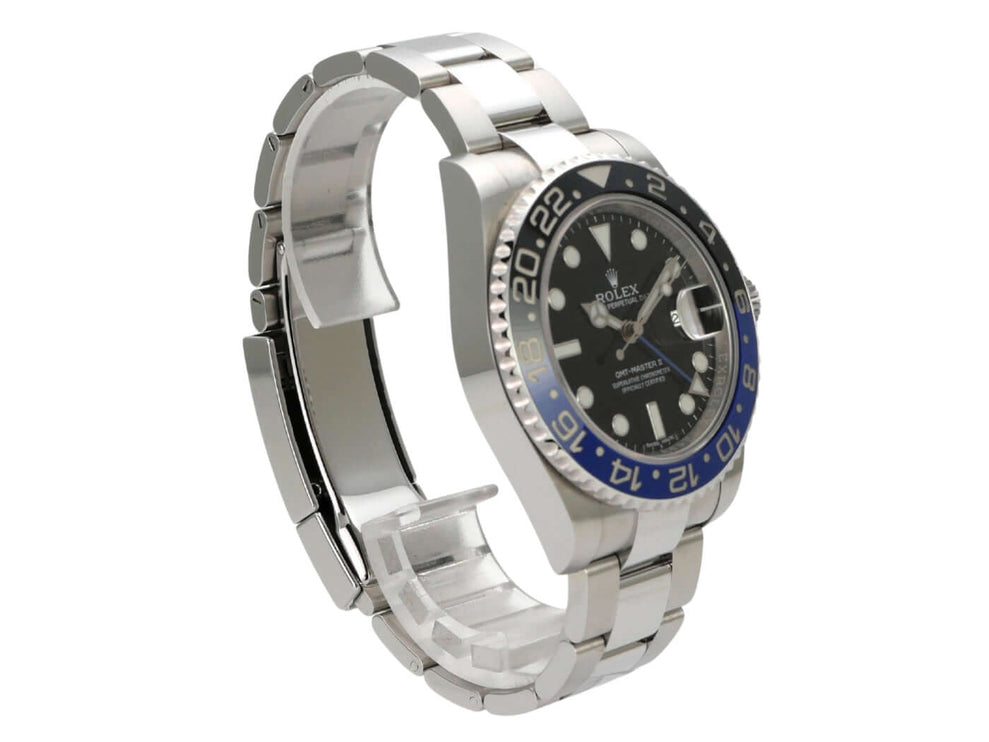 Rolex GMT-Master II Edelstahl 116710BLNR mit schwarzem Zifferblatt und blauer Lünette, seitliche Ansicht.