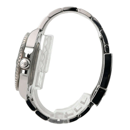 Seitenansicht der Rolex GMT-Master II Edelstahl 116710BLNR mit poliertem Gehäuse und Oyster Edelstahlband.