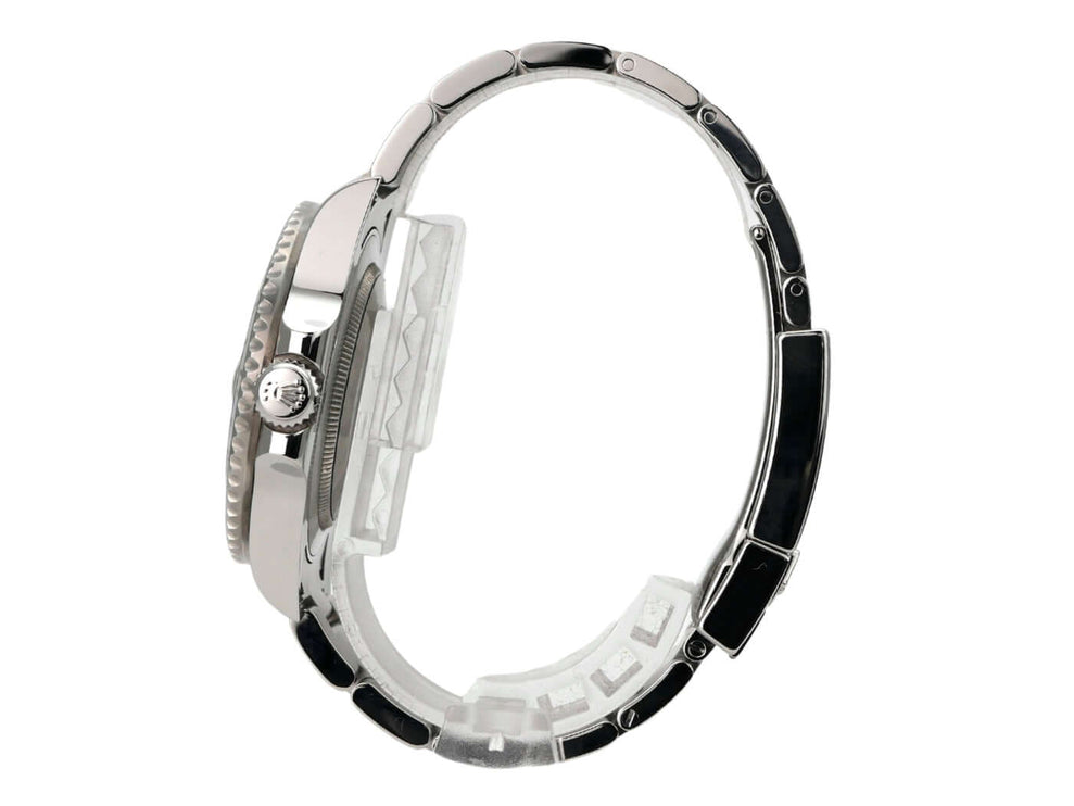 Seitenansicht der Rolex GMT-Master II Edelstahl 116710BLNR mit poliertem Gehäuse und Oyster Edelstahlband.