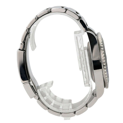 Rolex GMT-Master II Edelstahl 116710BLNR seitliche Ansicht mit poliertem Edelstahlgehäuse und Sicherheitsfaltschließe