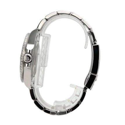 Seitenansicht der Rolex GMT-Master II Edelstahl 116710BLNR mit schwarzem Band und detaillierter Gehäuseritzel.