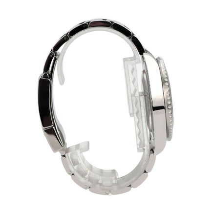 Seitenansicht der Rolex GMT-Master II Edelstahl 116710BLNR mit polierter und satinierten Oberfläche.