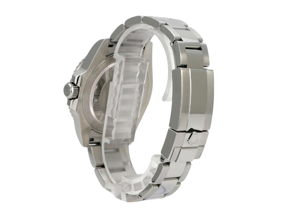 Seitenansicht der Rolex GMT-Master II Edelstahl 116710BLNR mit poliertem Edelstahlarmband.