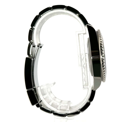 Seitenansicht der Rolex GMT-Master II Edelstahl 116710BLNR Uhr mit poliertem und satiniertem Edelstahlgehäuse und Armband