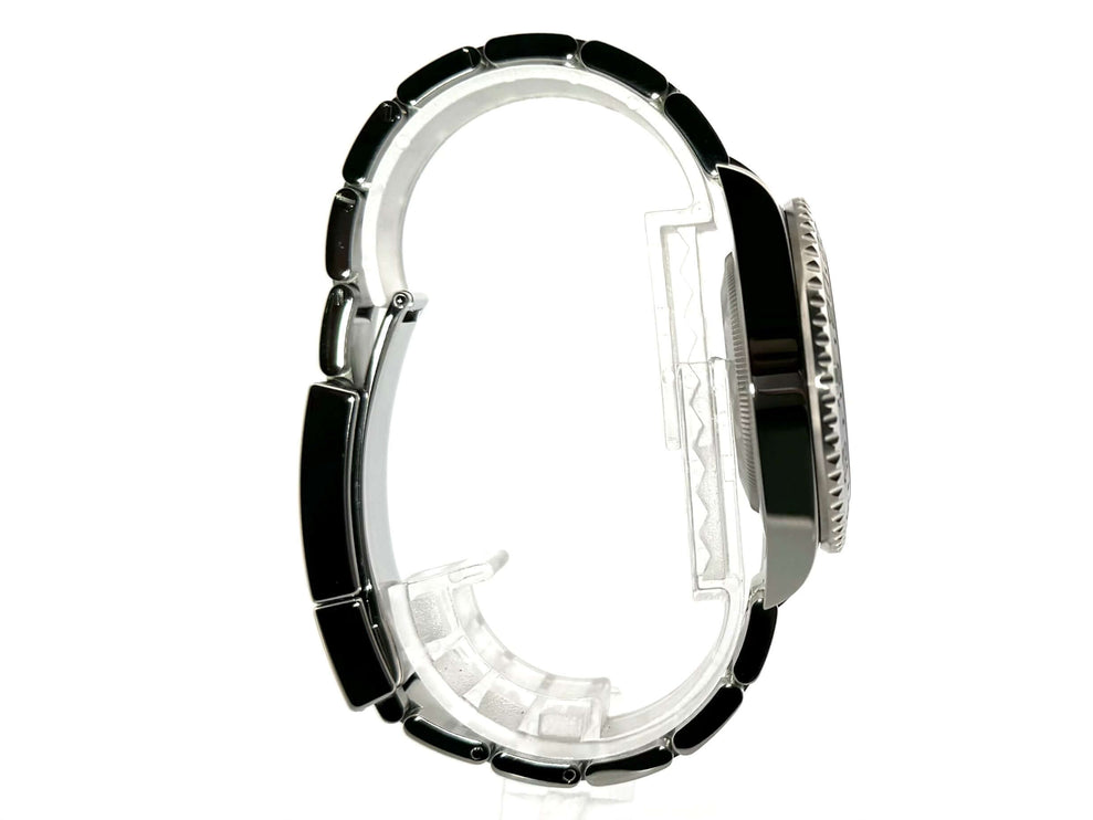 Seitenansicht der Rolex GMT-Master II Edelstahl 116710BLNR Uhr mit poliertem und satiniertem Edelstahlgehäuse und Armband