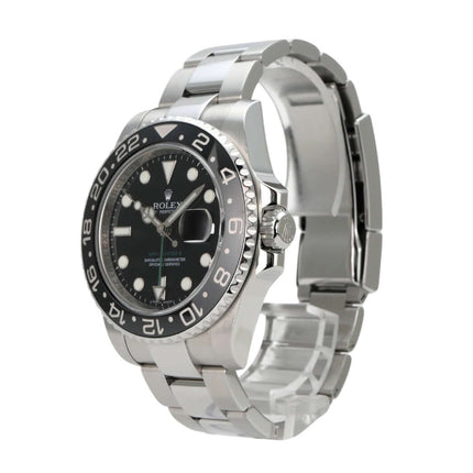 Rolex GMT-Master II Edelstahl 116710LN mit schwarzem Zifferblatt und Edelstahlband auf weißem Hintergrund.