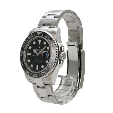 Rolex GMT-Master II Edelstahl 116710LN mit schwarzem Zifferblatt und drehbarer Keramikuhr, seitliche Ansicht.