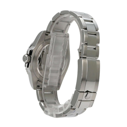 Seitenansicht der Rolex GMT-Master II Edelstahl 116710LN mit poliertem und satiniertem Edelstahlband.