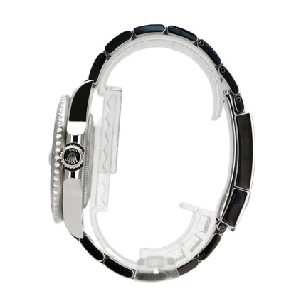 Seitenansicht der Rolex GMT-Master II Edelstahl 116710LN mit poliertem und satiniertem Edelstahlband.