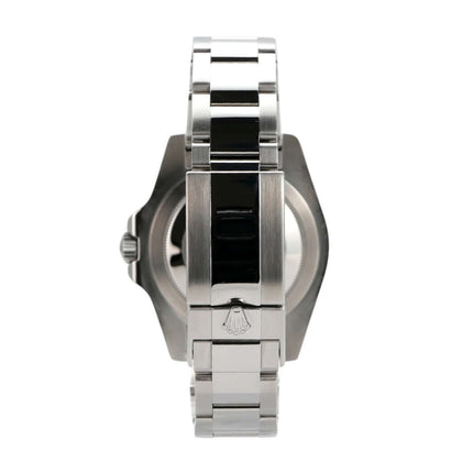 Seitenansicht der Rolex GMT-Master II Edelstahl 116710LN mit poliertem und satiniertem Oyster Edelstahlband.