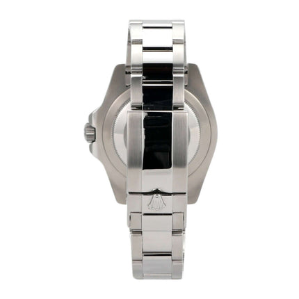 Seitenansicht der Rolex GMT-Master II 116710LN mit poliertem und satiniertem Edelstahlband.