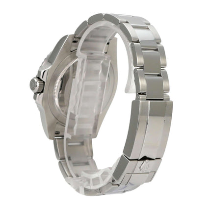 Rolex GMT-Master II Edelstahl 116710LN mit Edelstahlband, seitliche Ansicht, poliert und satiniert.