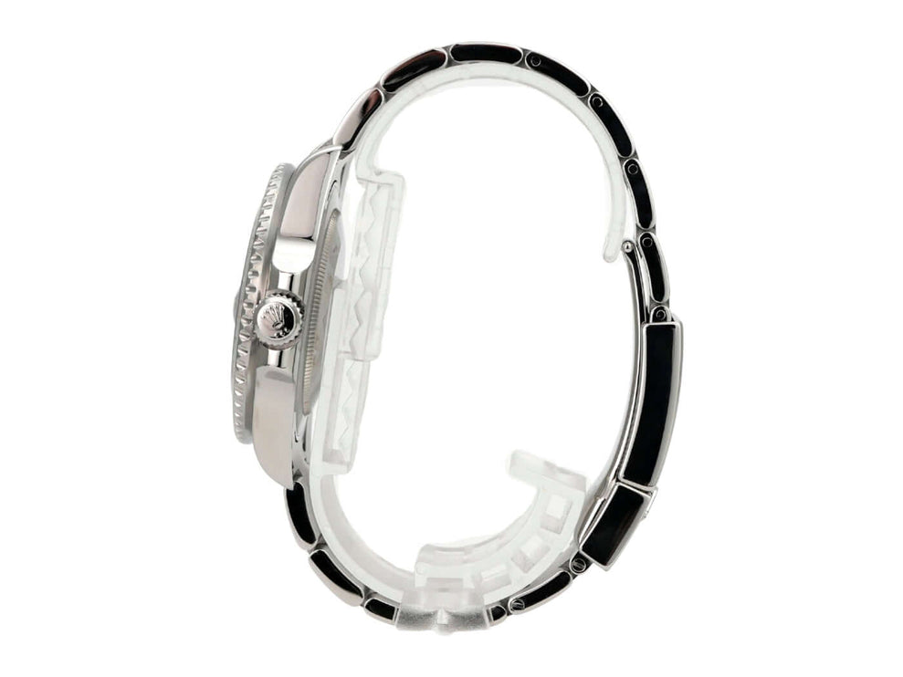 Seitenansicht der Rolex GMT-Master II Edelstahl 116710LN mit polierter und satinierter Oberfläche