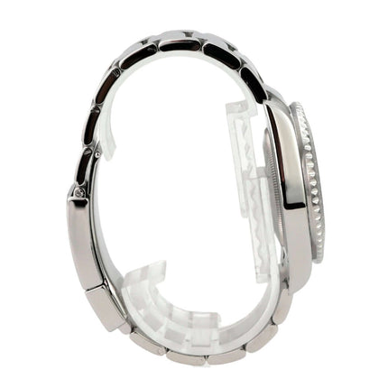 Seitenansicht der Rolex GMT-Master II Edelstahl 116710LN mit poliertem und satiniertem Gehäuse.