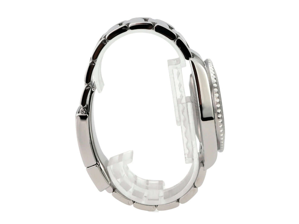 Seitenansicht der Rolex GMT-Master II Edelstahl 116710LN mit poliertem und satiniertem Gehäuse.