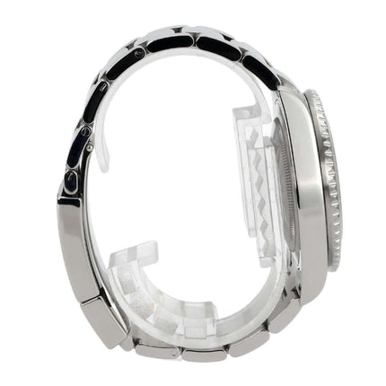 Seitenansicht der Rolex GMT-Master II Edelstahl 116710LN mit poliertem und satiniertem Armband.