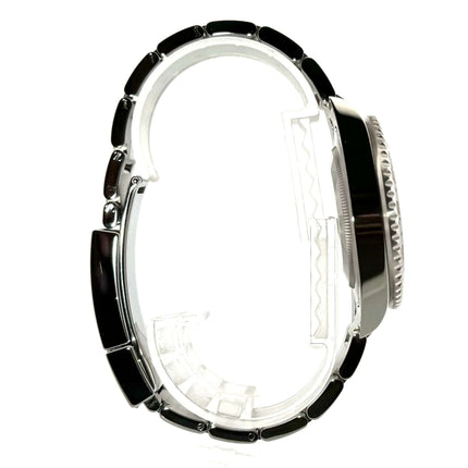 Seitenansicht der Rolex GMT-Master II Edelstahl 116710LN mit poliertem und satiniertem Edelstahlarmband und schwarzer Keramik Lünette.