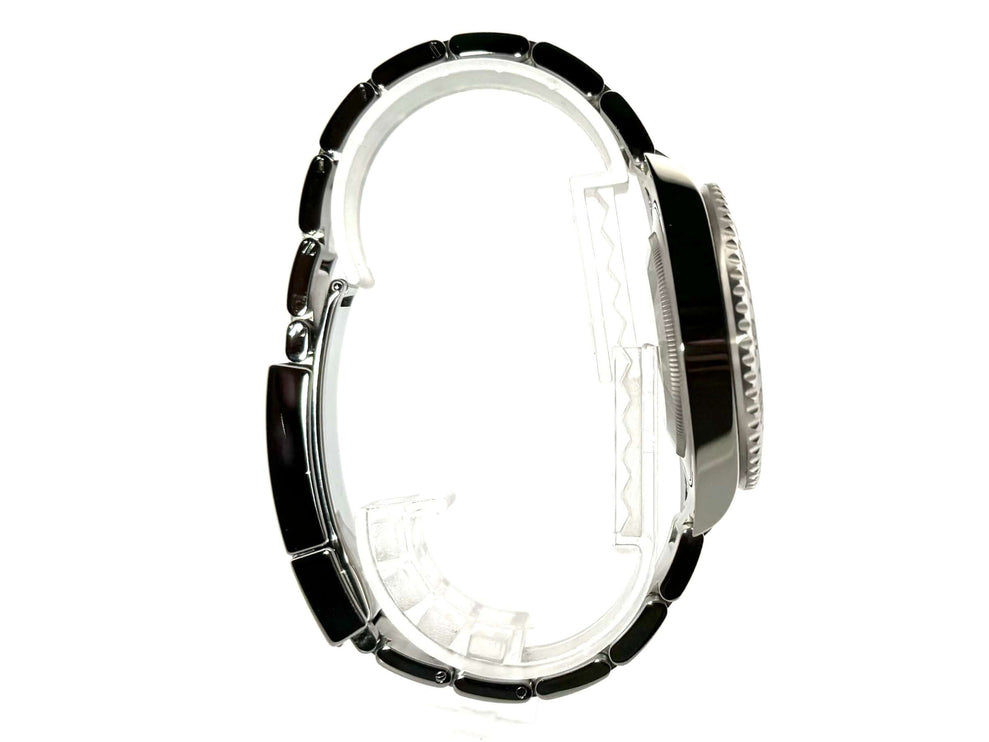 Seitenansicht der Rolex GMT-Master II Edelstahl 116710LN mit poliertem und satiniertem Edelstahlarmband und schwarzer Keramik Lünette.