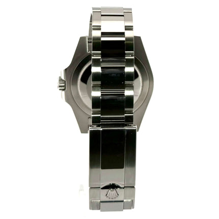 Rückseite der Rolex GMT-Master II Edelstahl 116710LN, geschliffenes und satiniertes Edelstahlgehäuse und -band, Sicherheitsfaltschließe, schwarzes Keramik-Einsatz.
