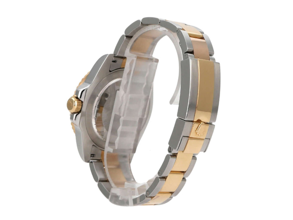 Seitenansicht der Rolex GMT-Master II 116713LN mit Edelstahl- und Gelbgold-Armband.