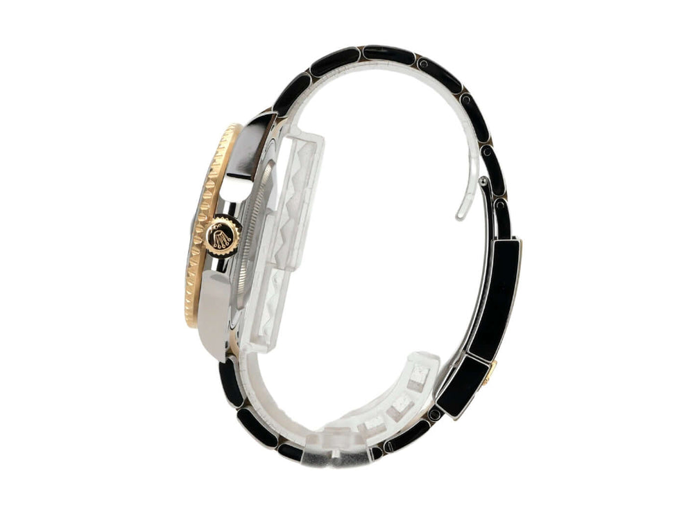 Seitenansicht der Rolex GMT-Master II 116713LN mit Edelstahl- und Gelbgold-Armband.