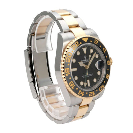 Rolex GMT-Master II 116713LN seitliche Ansicht mit schwarzem Zifferblatt und gelbgoldener Lünette.