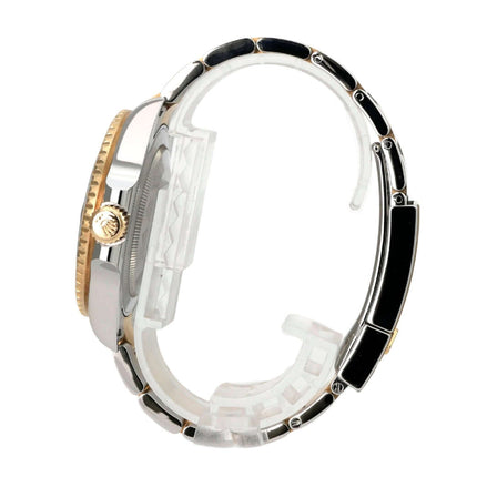 Seitenansicht der Rolex GMT-Master II 116713LN mit poliertem Edelstahl und 18 kt Gelbgold Armband.