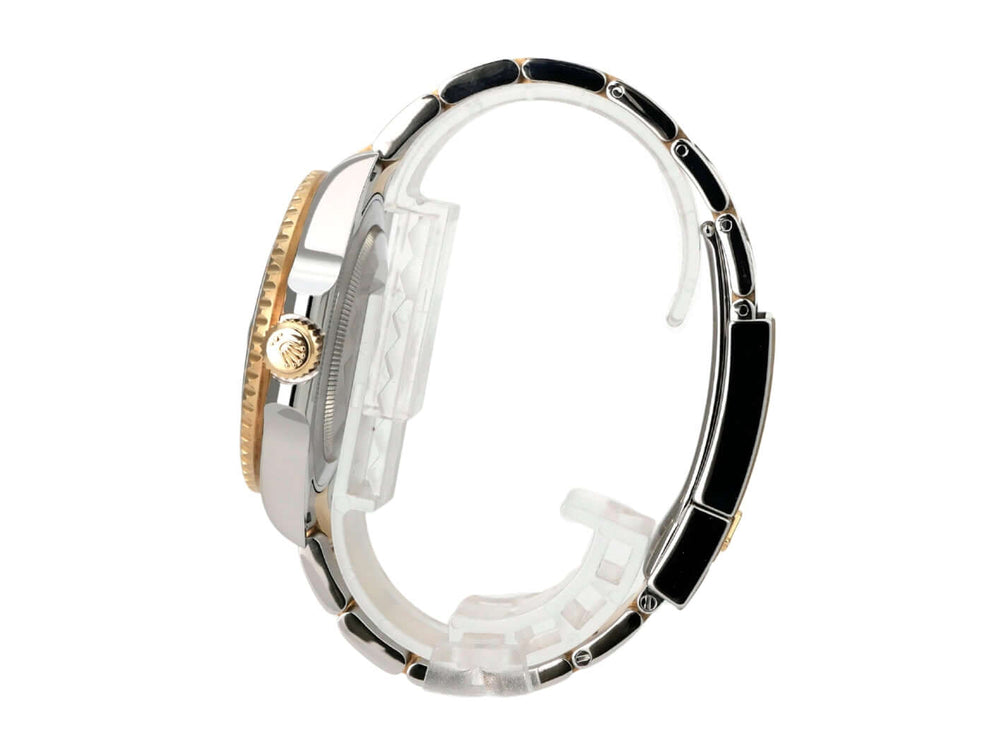 Seitenansicht der Rolex GMT-Master II 116713LN mit poliertem Edelstahl und 18 kt Gelbgold Armband.