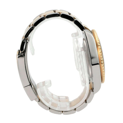 Seitenansicht des Rolex GMT-Master II 116713LN mit Edelstahl- und Gelbgold-Armband, poliert und satiniert.