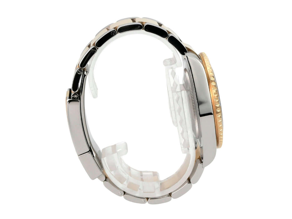 Seitenansicht des Rolex GMT-Master II 116713LN mit Edelstahl- und Gelbgold-Armband, poliert und satiniert.