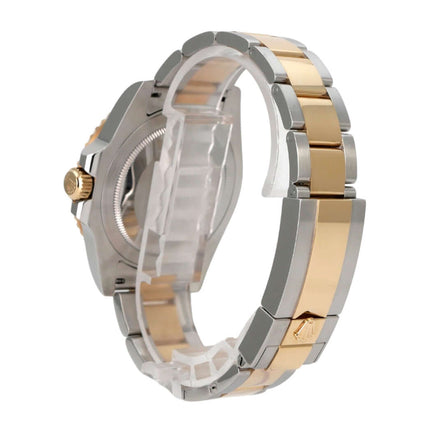 Rolex GMT-Master II 116713LN Armbanduhr aus Edelstahl und 18 kt Gelbgold mit Sicherheitsfaltschließe von der Seite.