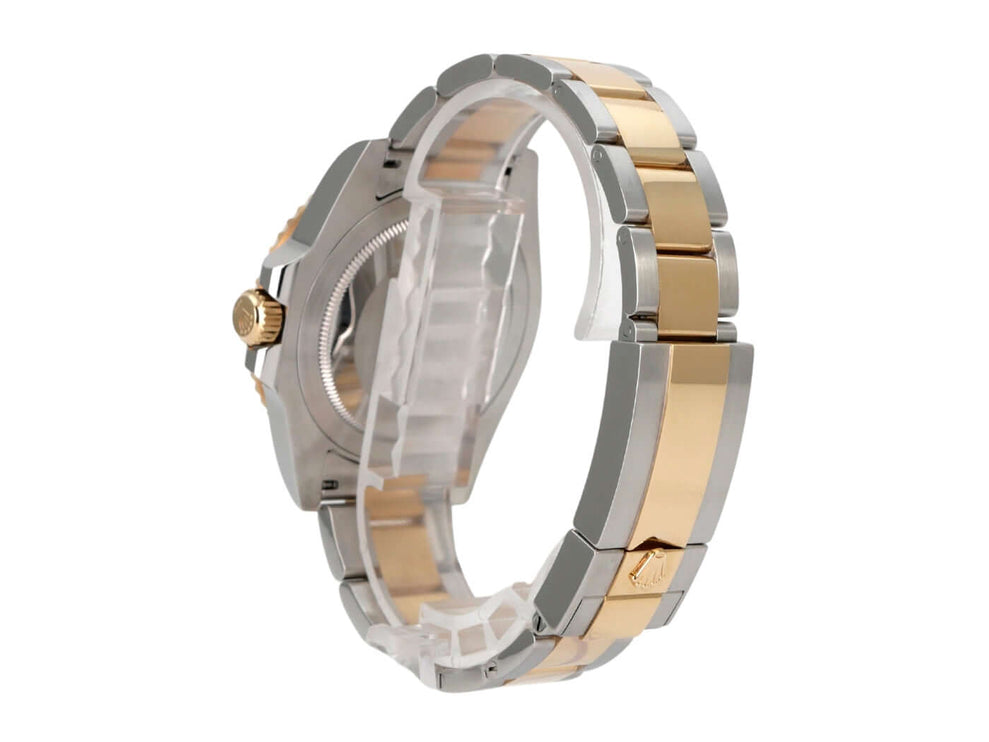 Rolex GMT-Master II 116713LN Armbanduhr aus Edelstahl und 18 kt Gelbgold mit Sicherheitsfaltschließe von der Seite.