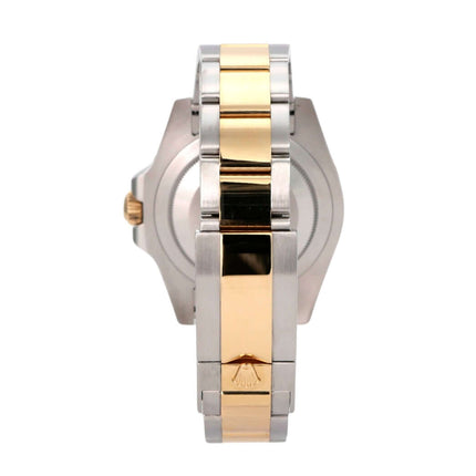 Seitenansicht des Rolex GMT-Master II 116713LN mit Edelstahl- und 18 kt Gelbgold-Armband