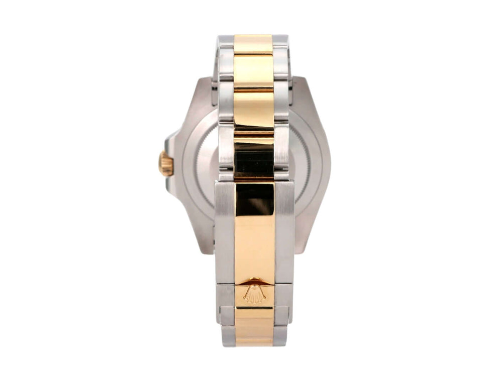 Seitenansicht des Rolex GMT-Master II 116713LN mit Edelstahl- und 18 kt Gelbgold-Armband