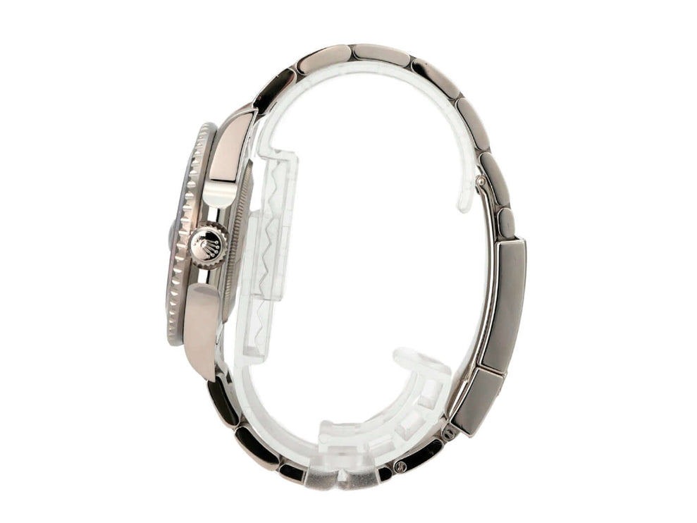 Seitenansicht der Rolex GMT Master II Weißgold 116719BLRO mit poliertem Armband und Sicherheitsfaltschließe.