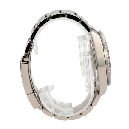 Seitenansicht der Rolex GMT Master II Weißgold 116719BLRO mit poliertem und satiniertem Gehäuse aus 18 kt Weißgold.