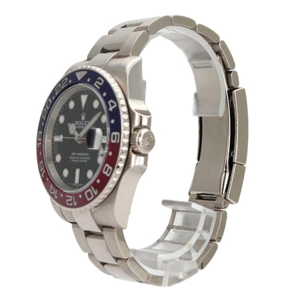 Rolex GMT-Master II in 18 kt Weißgold mit blau/roter Keramikuhr, 40 mm, poliert, satiniert, und schwarzem Zifferblatt.