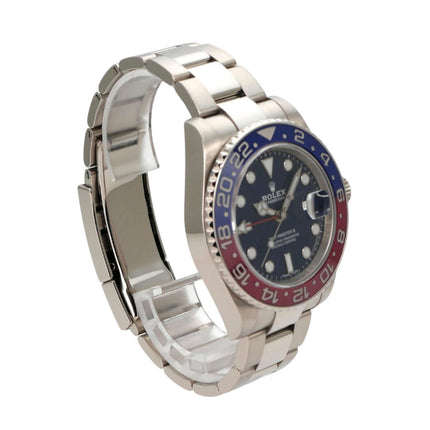 Rolex GMT-Master II Weißgold 116719BLRO Blau seitlich mit schwarzem Zifferblatt und Keramikkristall dekoriert.