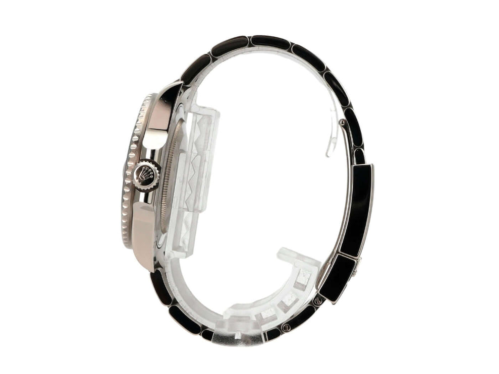 Rolex GMT-Master II Weißgold 116719BLRO Blau - Seitenansicht des Uhrengehäuses und Armbands aus 18 kt Weißgold.