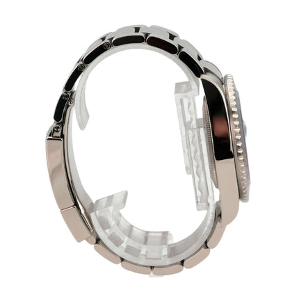 Seitenansicht Rolex GMT-Master II Weißgold 116719BLRO Blau mit poliertem und satiniertem Gehäuse, 40 mm Durchmesser.