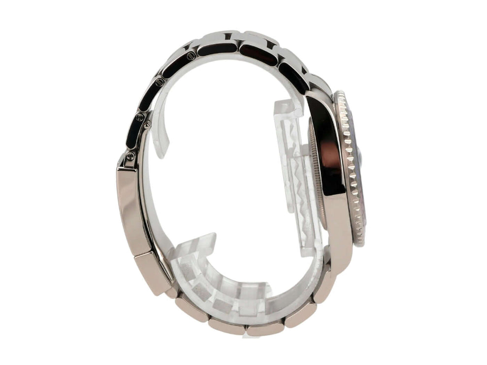 Seitenansicht Rolex GMT-Master II Weißgold 116719BLRO Blau mit poliertem und satiniertem Gehäuse, 40 mm Durchmesser.