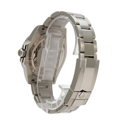 Seitenansicht der Rolex GMT-Master II Weißgold 116719BLRO Blau mit Oyster-Armband und Sicherheitsfaltschließe.