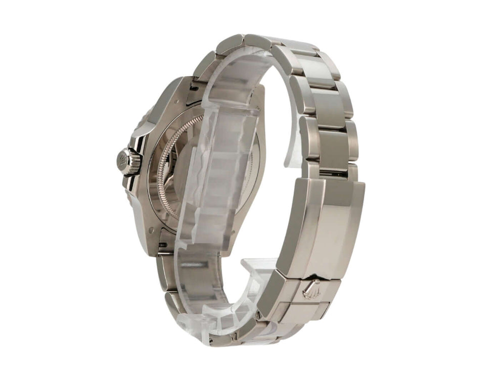 Seitenansicht der Rolex GMT-Master II Weißgold 116719BLRO Blau mit Oyster-Armband und Sicherheitsfaltschließe.