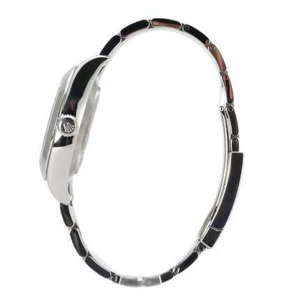 Seitenansicht der Rolex Oyster Perpetual Air-King 116900, Edelstahlgehäuse, poliertes und satiniertes Oyster-Armband.