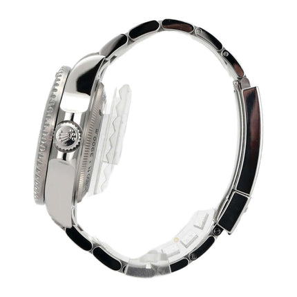 Rolex Sea-Dweller Deepsea 116660 D-Blue: Edelstahlgehäuse, satiniertes Armband, seitliche Ansicht, elegantes Design.