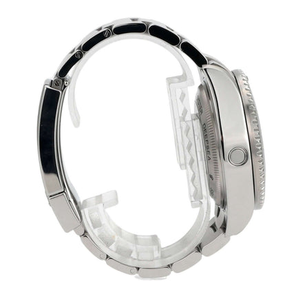 Seitenansicht des Rolex Sea-Dweller Deepsea 116660 D-Blue mit poliertem Edelstahlgehäuse und Sicherheitsfaltschließe.