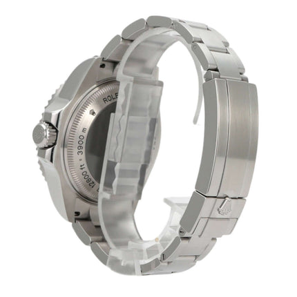 Seitenansicht der Rolex Sea-Dweller Deepsea 116660 D-Blue mit Edelstahlarmband und satiniertem Gehäuse.