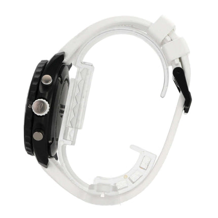 Seiteansicht der Breitling Endurance Pro 38 X83310A71B1S1 Uhr mit weißem Kautschukband und schwarzem Gehäuse.