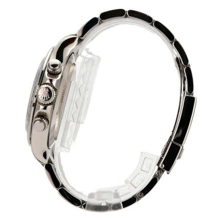 Seitenansicht der Rolex Cosmograph Daytona 116509 aus Weißgold mit poliertem und satiniertem Armband.