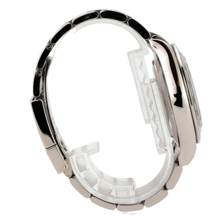 Seitenansicht der Rolex Cosmograph Daytona 116509 aus Weißgold mit poliertem und satiniertem Armband.